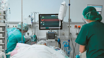 Γιατί οι Έλληνες είναι φέτος πιο ευάλωτοι σε ιώσεις, γρίπη, Covid 19 - Πέντε διακεκριμένοι επιστήμονες εξηγούν