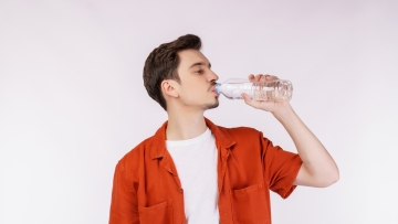 Χιλιάδες «αόρατα» νανοπλαστικά στο εμφιαλωμένο νερό – Έρευνα αποκαλύπτει