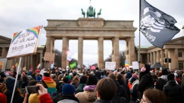 Γερμανία: Μεγάλη διαδήλωση κατά της AfD μετά την αποκάλυψη ότι συναντήθηκαν με εκπροσώπους νεοναζιστικών οργανώσεων