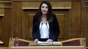 Νέος πονοκέφαλος στον ΣΥΡΙΖΑ: «Όχι» Κασιμάτη στη χρήση της υπογραφής της σε προτάσεις νόμων