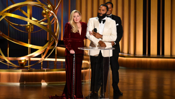 Κριστίνα Άπλγκεϊτ: Πήγε στα Emmys υποβασταζόμενη και καταχειροκροτήθηκε - Δείτε βίντεο