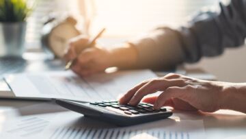 «Χειρουργικές παρεμβάσεις» στην τεκμαρτή φορολόγηση για να ανασάνουν οι επαγγελματίες - Ποια σενάρια εξετάζονται 