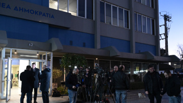 ΝΔ: «Απαντήθηκαν πολλά, η ελληνική οικογένεια δεν κινδυνεύει» - Πάνω από 3 ώρες κράτησε ο δεύτερος κύκλος συζήτησης με βουλευτές για τα ομόφυλα ζευγάρια