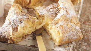 7 μοναδικές συνταγές για σπιτική μπουγάτσα (γλυκιά και αλμυρή)