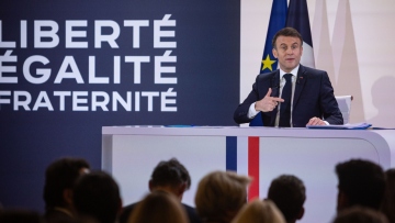 Γαλλία: O Μακρόν στρίβει προς τα... δεξιά, θέλει ξανά σχολική ποδιά και παίρνει μέτρα για την υπογεννητικότητα