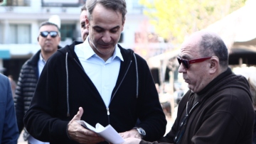 Εξωδικαστικός: Ηλικιωμένος δείχνει στον Μητσοτάκη πώς έσωσε το σπίτι του - Στα 4 δισ. έφτασαν οι ρυθμίσεις