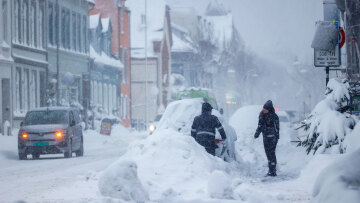 Κακοκαιρία στη Νορβηγία: Πρωτοφανής χιονόπτωση, έκλεισε το αεροδρόμιο, χάος στις συγκοινωνίες - Δείτε βίντεο