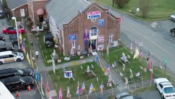 ΗΠΑ: Από t-shirts μέχρι... ασημένια μεταλλικά γεννητικά όργανα - Ο Τραμπ «σαρώνει» και οι έμποροι τρίβουν τα χέρια τους