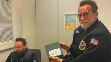 Σβαρτσενέγκερ: Κρατήθηκε για τρεις ώρες στο αεροδρόμιο του Μονάχου γιατί δεν είχε δηλώσει ένα ακριβό ρολόι