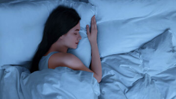 Καταρρίπτοντας τους πιο γνωστούς μύθους για τον ύπνο – Έχει σημασία τι ώρα κοιμόμαστε και πόσο;