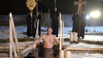 Ρωσία: Τίμησε την παράδοση ο Πούτιν και βούτηξε στα παγωμένα νερά για τα Θεοφάνια - Δείτε βίντεο