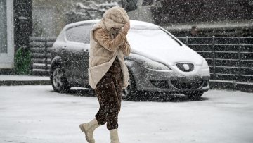 Καιρός: «Βουτιά» της θερμοκρασίας - Έπεσε 18 βαθμούς στη Θεσσαλονίκη μέσα σε μόλις 24 ώρες - Άρχισαν χιονοπτώσεις στα βόρεια