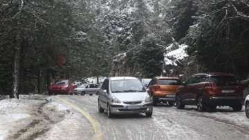 Καιρός: Έκλεισε η λεωφόρος Πάρνηθας από το ύψος του τελεφερίκ λόγω χιονόπτωσης - Συνεχίζονται τα έντονα φαινόμενα