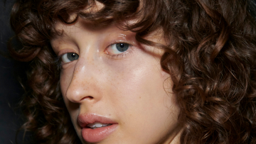 Έχετε σγουρά μαλλιά; Πρέπει να δοκιμάσετε αυτό το hack του TikTok για τέλεια σχηματισμένες μπούκλες