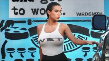 Μπιάνκα Σένσορι: Συνεχίζει να σοκάρει με το ντύσιμό της  