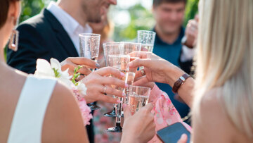 Πάρτι φοροδιαφυγής σε χλιδάτο γάμο: Η ΑΑΔΕ τσάκωσε από το ανθοπωλείο έως τον τραγουδιστή μέσω των social media