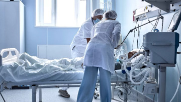 Lancet: Η πανδημία μείωσε το μέσο προσδόκιμο ζωής κατά ενάμιση χρόνο παγκοσμίως