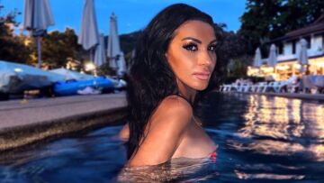 Πόπη Μαλλιωτάκη: Ποζάρει τόπλες στην πισίνα στο ταξίδι της στην Ταϊλάνδη