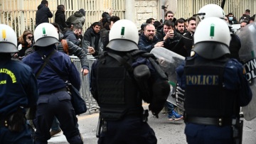 Ζωγράφου: Επεισόδια έξω από το αστυνομικό τμήμα κατά τη μεταφορά της Ιωάννας Κολοβού στην Ευελπίδων