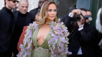 Τζένιφερ Λόπεζ: Με ντεκολτέ-φωτιά στην εβδομάδα μόδας στο Παρίσι