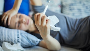 ΕΟΔΥ: 12 θάνατοι και 22 διασωληνωμένοι από κορωνοϊό - Τρία σοβαρά κρούσματα γρίπης, 2 νεκροί