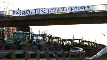 Οι Γάλλοι αγρότες απορρίπτουν το κυβερνητικό πακέτο και κλιμακώνουν τις κινητοποιήσεις