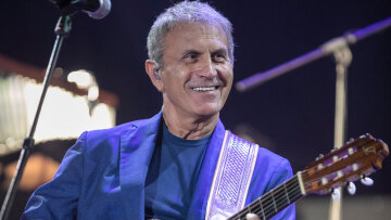 Γιώργος Νταλάρας - Ξαναχτυπά μετά το επεισόδιο με τους δημοσιογράφους: Κάποιες δουλειές είναι ντροπή - «Βολές» και για Ρουβά