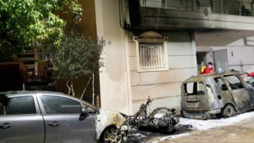 Εμπρησμός τα ξημερώματα σε δύο αυτοκίνητα και μία μοτοσικλέτα στους Αγίους Αναργύρους