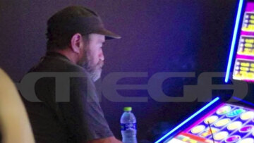 Κωνσταντίνος Πολυχρονόπουλος: Φωτογραφία τον δείχνει να παίζει φρουτάκια σε πρακτορείο - «Ήταν καλός παίκτης» λέει η ιδιοκτήτρια