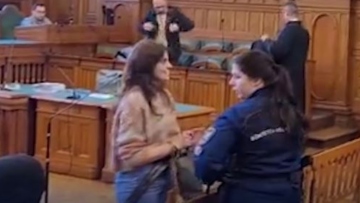 Ιταλία: Δεν προβλέπεται η έκδοσή της, λέει ο ΥΠΕΞ για την καθηγήτρια που βρίσκεται φυλακισμένη στην Ουγγαρία