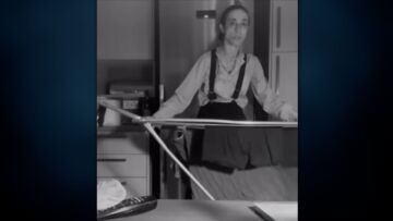 Έλενα Τοπαλίδου: Χορεύει ρεμπέτικα ενώ απλώνει τα ρούχα