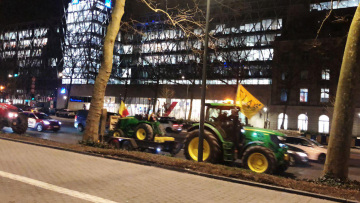 Αγρότες - Βίντεο: Στους δρόμους των Βρυξελλών τα τρακτέρ λίγο πριν τη Σύνοδο Κορυφής - Μπλόκα σε Γαλλία, Ισπανία, Ιταλία
