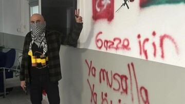 Τουρκία: Πολύωρη η ομηρία στο εργοστάσιο - Ποζάρει με παλαιστινιακή μαντίλα ο εισβολέας