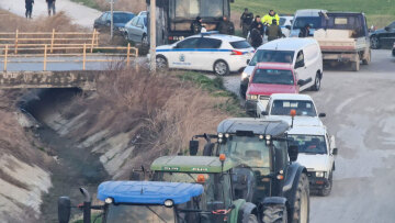 Αγρότες βγήκαν με τα τρακτέρ τους στη γέφυρα των Μαλγάρων - Μπλόκο από την ΕΛ.ΑΣ, δείτε βίντεο και φωτογραφίες