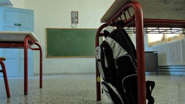 Καλύβια: Πατέρας μαθητή επιτέθηκε σε καθηγήτρια Γυμνασίου η οποία έβγαλε εκτός αίθουσας τον γιο του