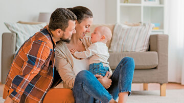 Χιλιάδες ζευγάρια σε λίστες αναμονής: Επτά χρόνια «Οδύσσεια» για την υιοθεσία ενός παιδιού