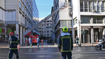 Οι κάμερες έχουν καταγράψει τους δράστες της βομβιστικής επίθεσης στη Σταδίου - Είχαν στόχο το υπουργείο Εργασίας  