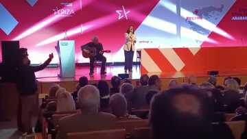 Η «έκπληξη» Κασσελάκη στο συνέδριο του ΣΥΡΙΖΑ στην Κοζάνη - Το τραγούδι που ερμήνευσε η βουλευτής Καλλιόπη Βέττα 