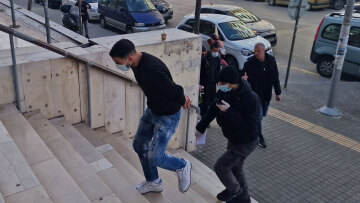 Νέα προθεσμία για να απολογηθεί έλαβε ο τράπερ Ricta - Δείτε βίντεο από τη στιγμή που μπαίνει στον ανακριτή