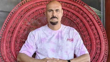 Δημήτρης Σκουλός: Με έδερναν στις σκάλες του σχολείου επειδή ήμουν μαυριδερός