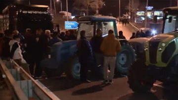 Αγρότες έκλεισαν για δύο ώρες την εθνική οδό Θεσσαλονίκης - Νέων Μουδανίων, δείτε βίντεο