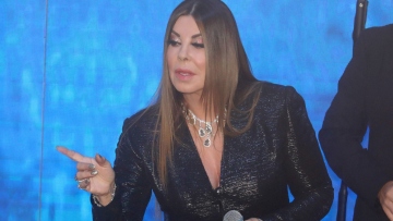 Άντζελα Δημητρίου: Χαλάει 3.000 ευρώ σε ρούχα, έπρεπε να μπει φρένο, λέει ο κουμπάρος της κόρης της