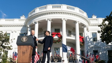 Νέα γκάφα Μπάιντεν: Μπέρδεψε τον Μακρόν με τον πεθαμένο Μιτεράν - Είπε ότι συναντήθηκε μαζί του