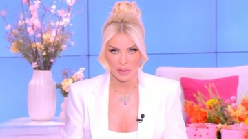 Κατερίνα Καινούργιου: Επέστρεψε στην εκπομπή της μετά την περιπέτεια με την υγεία της - Απών ο Μικρούτσικος