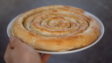 Χειροποίητο φύλλο και πίτες έτοιμες για ψήσιμο σε μια οικογενειακή επιχείρηση στην Καλλιθέα