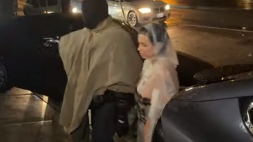 Bianca Censori: Ξαναχτύπησε η σύντροφος του Κάνιε Γουέστ - Φόρεσε διαφανές αδιάβροχο και από μέσα... τίποτα