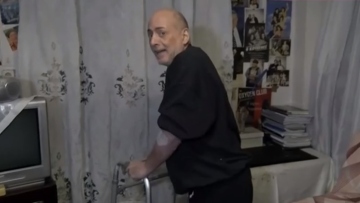 Γιώργος Λαμπάτος: Η στιγμή που επιστρέφει στο σπίτι του με πι και φωνάζει από τους πόνους - Δείτε βίντεο