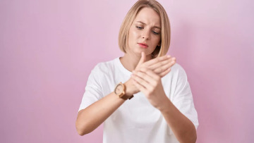 Αυτοάνοσα: Γιατί «προτιμούν» τις γυναίκες; Η επιστήμη έχει την απάντηση που μπορεί να οδηγήσει σε νέες θεραπείες