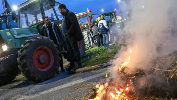 Αγρότες: Έκλεισαν την εθνική οδό στο 210ο χλμ. πριν τη Λαμία - Ποιοι δρόμοι θα κλείσουν σήμερα