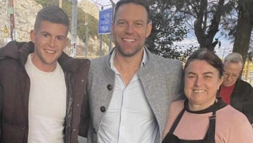 Στέφανος Κασσελάκης: «Ο Τάιλερ κάνει φροντιστήριο Ελληνικών» αποκάλυψε η ιδιοκτήτρια της καντίνας στα Σέρβια